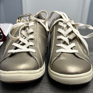 Women's Metallic Sneakers-Earth Origins-7.5M
